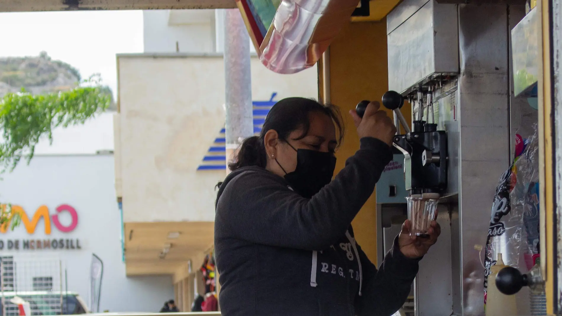 Mujeres trabajando en la capital sonorense